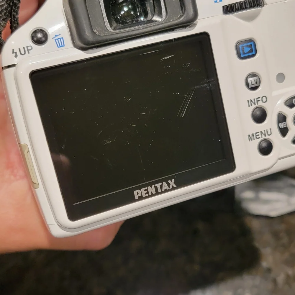PENTAX K-x 12.4MP 18-55mm Lens White Camera
